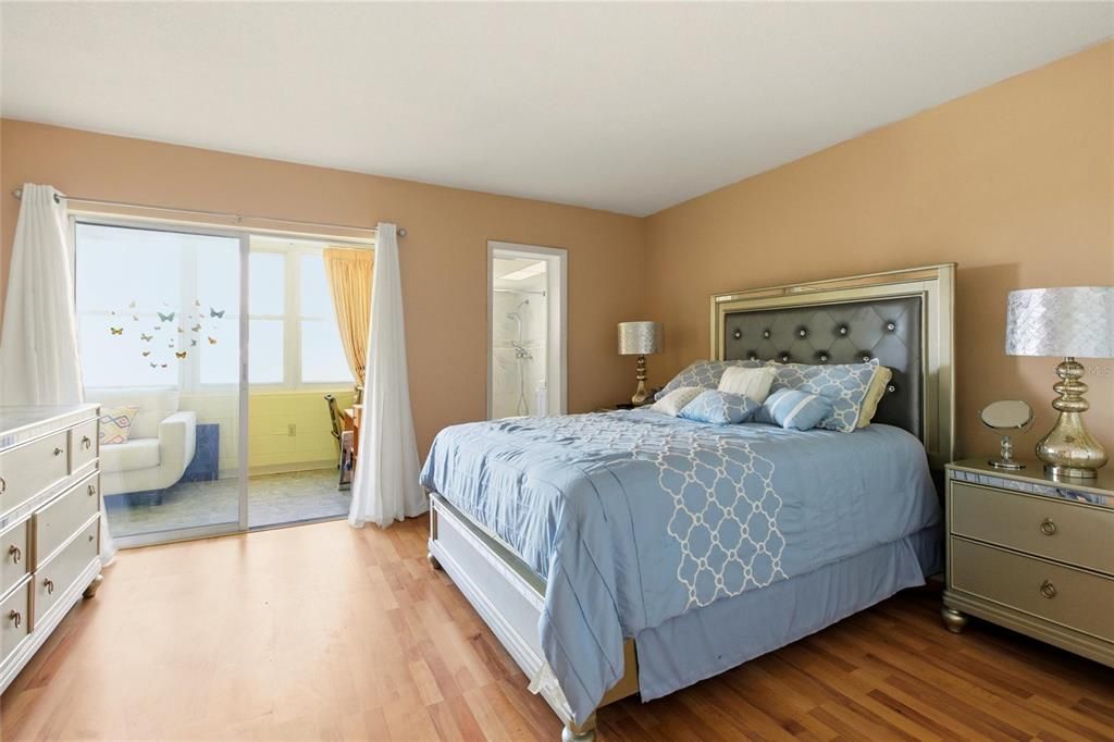 For Sale: $149,900 (2 beds, 2 baths, 910 Square Feet)