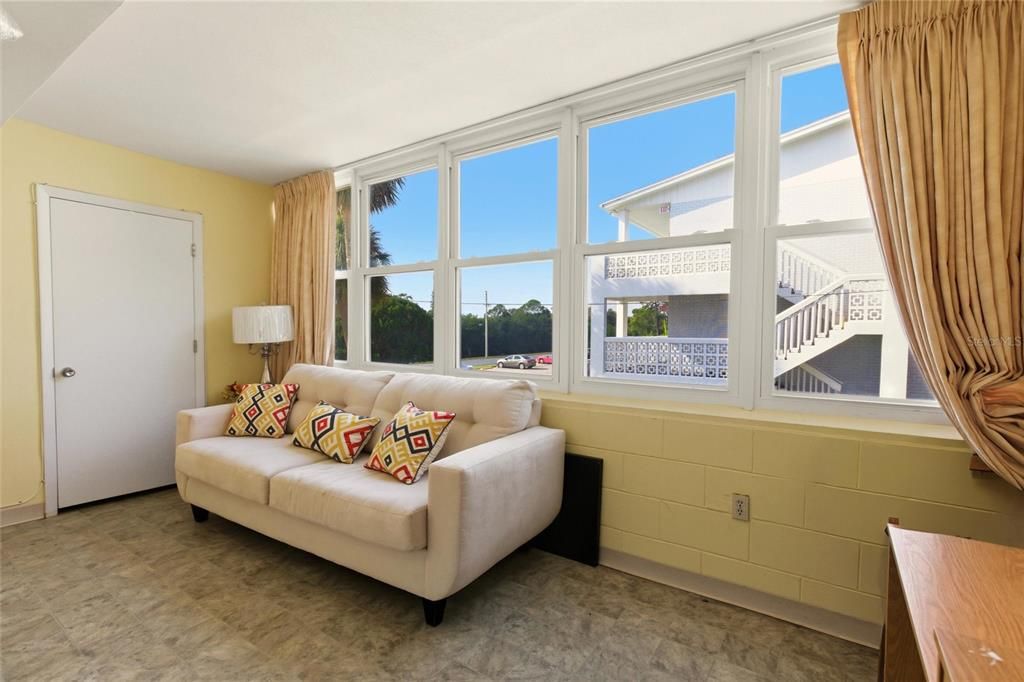 For Sale: $149,900 (2 beds, 2 baths, 910 Square Feet)