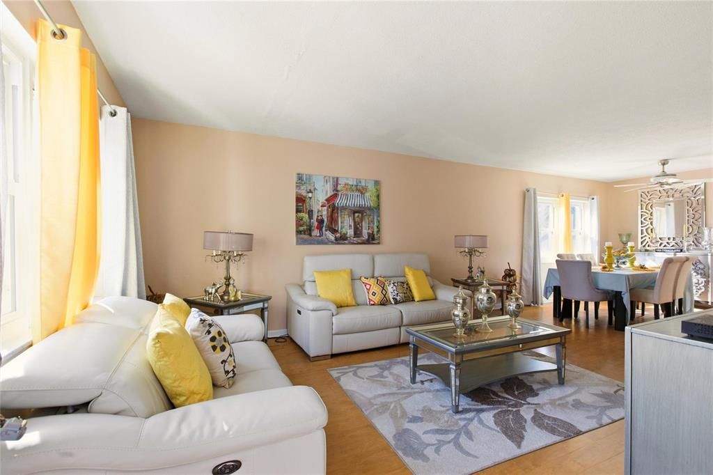 For Sale: $149,900 (2 beds, 2 baths, 910 Square Feet)