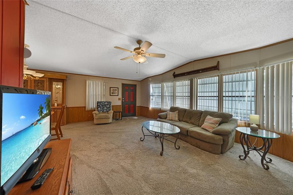 For Sale: $105,000 (2 beds, 2 baths, 1170 Square Feet)