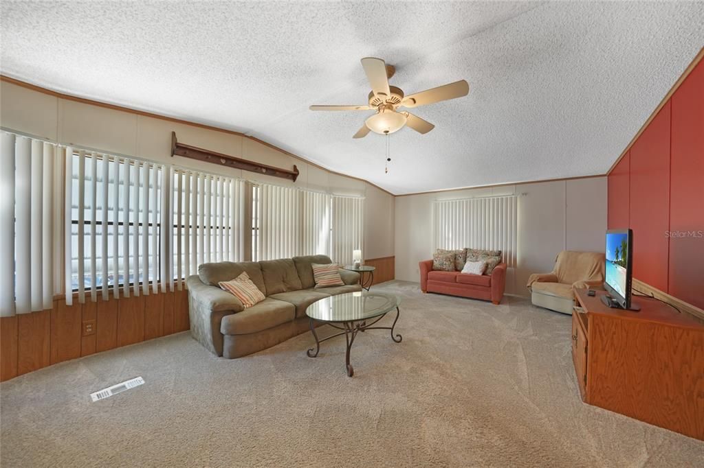 For Sale: $105,000 (2 beds, 2 baths, 1170 Square Feet)