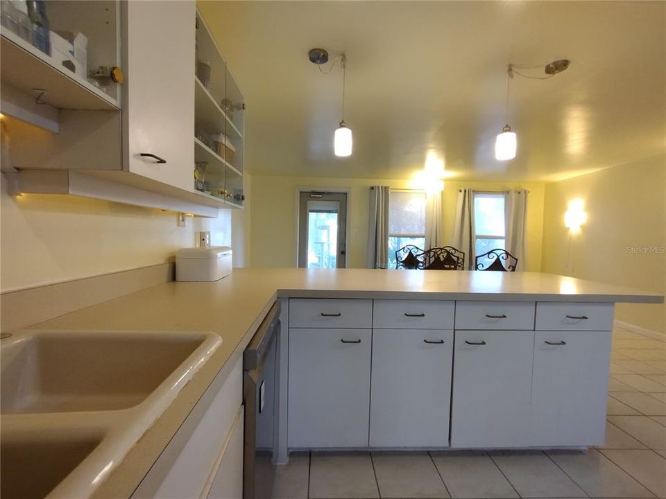 待售: $349,900 (4 贝兹, 2 浴室, 2145 平方英尺)