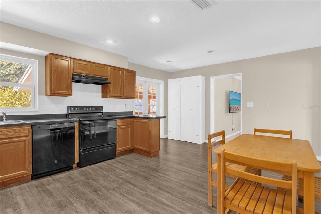 For Sale: $319,900 (3 beds, 1 baths, 1560 Square Feet)