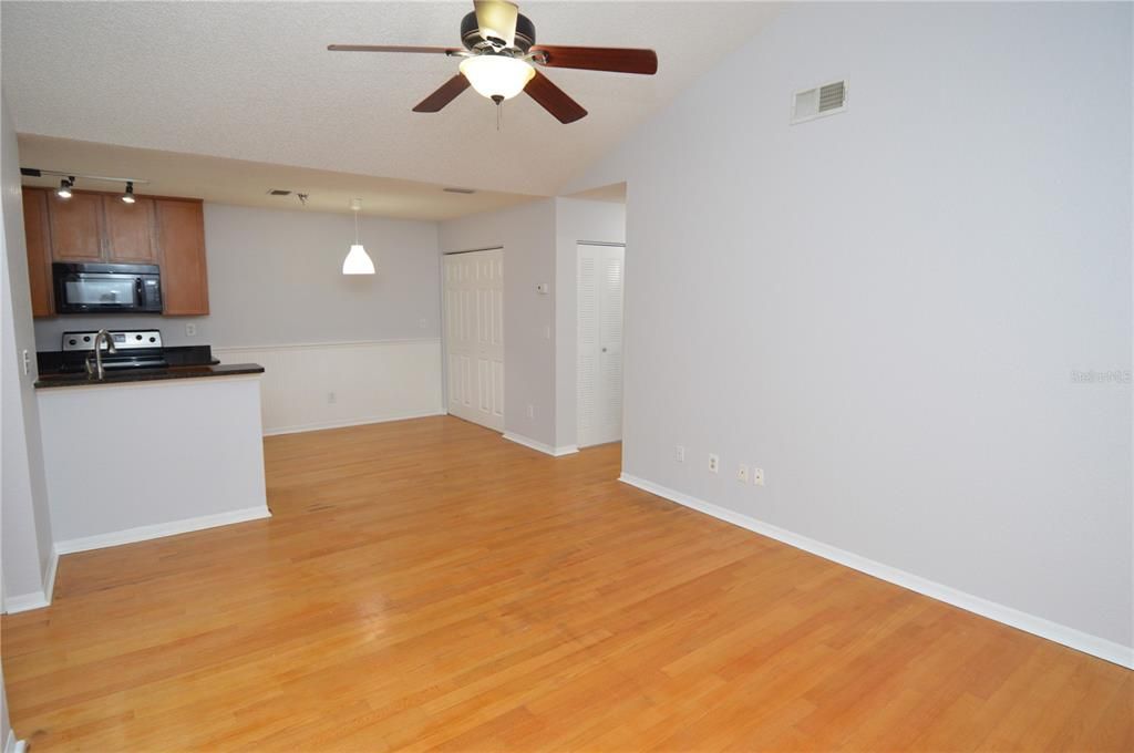 出租: $1,550 (1 贝兹, 1 浴室, 742 平方英尺)