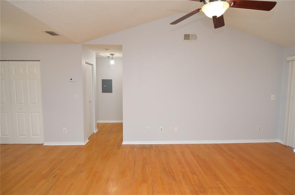 出租: $1,550 (1 贝兹, 1 浴室, 742 平方英尺)