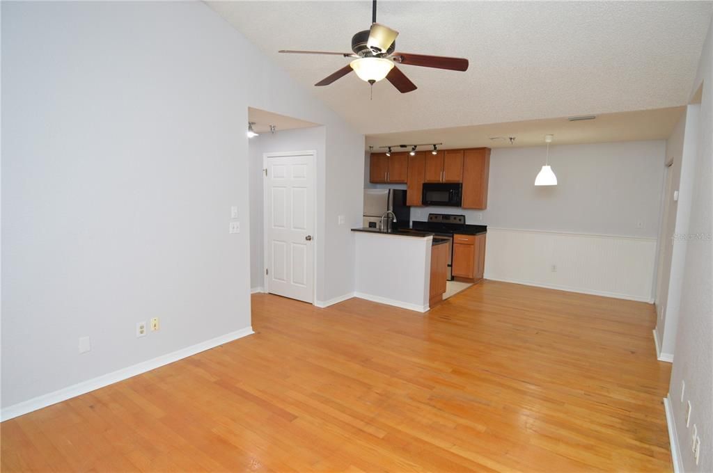 出租: $1,550 (1 贝兹, 1 浴室, 742 平方英尺)