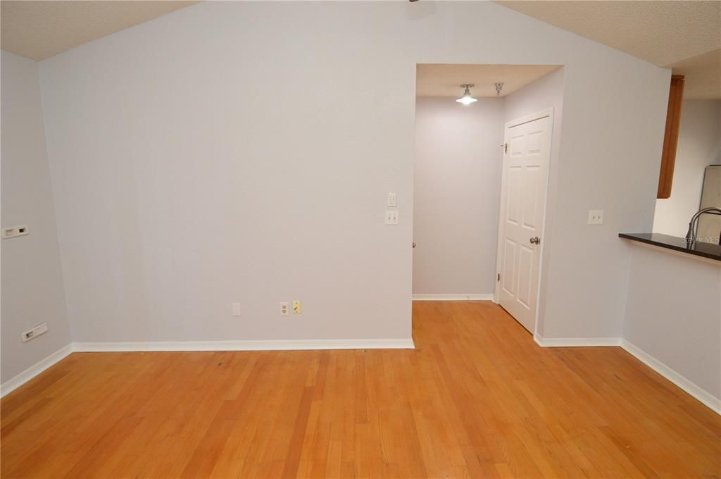 出租: $1,550 (1 贝兹, 1 浴室, 742 平方英尺)