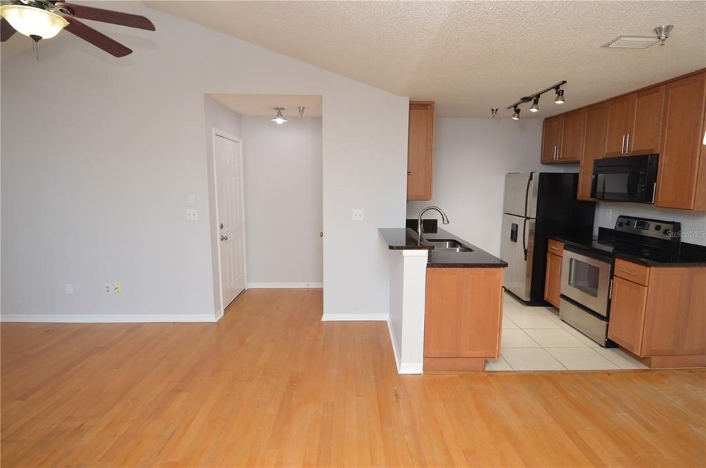 出租: $1,550 (1 贝兹, 1 浴室, 742 平方英尺)