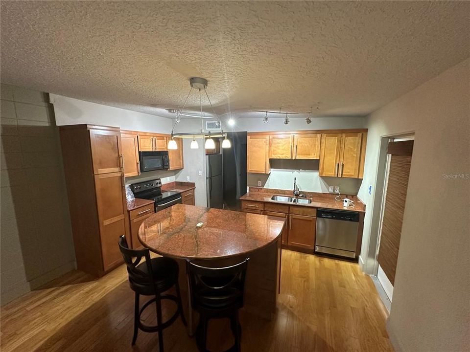 For Rent: $1,995 (2 beds, 1 baths, 996 Square Feet)