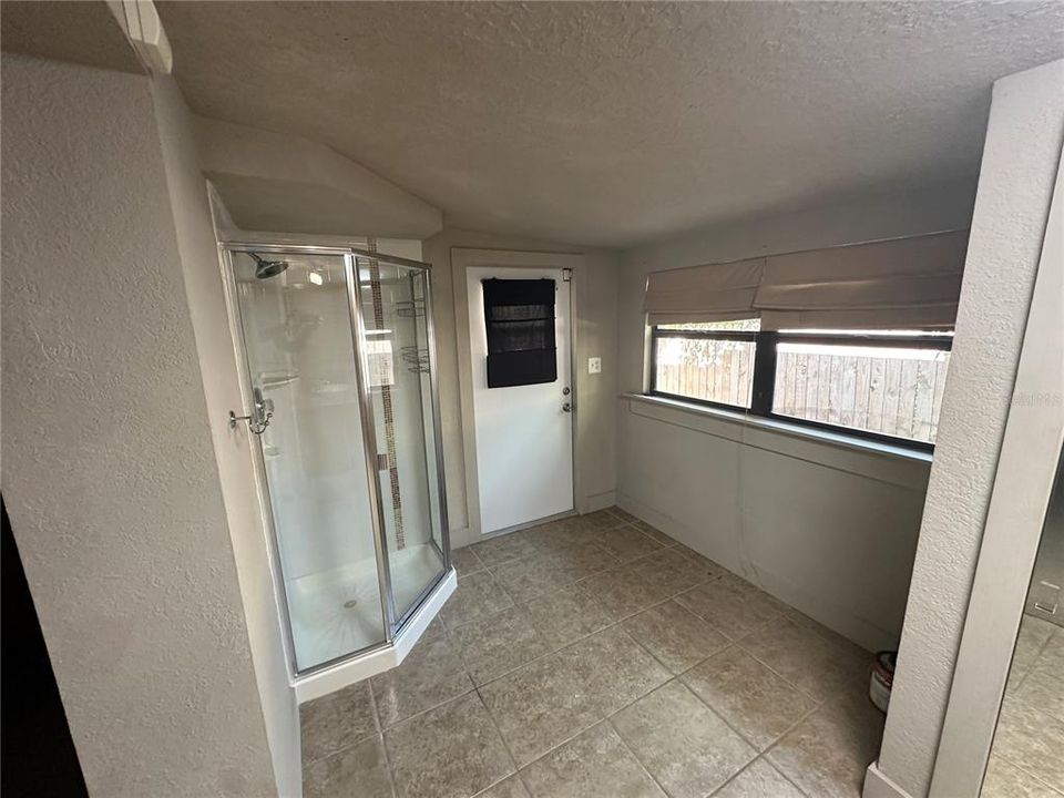 For Rent: $1,995 (2 beds, 1 baths, 996 Square Feet)