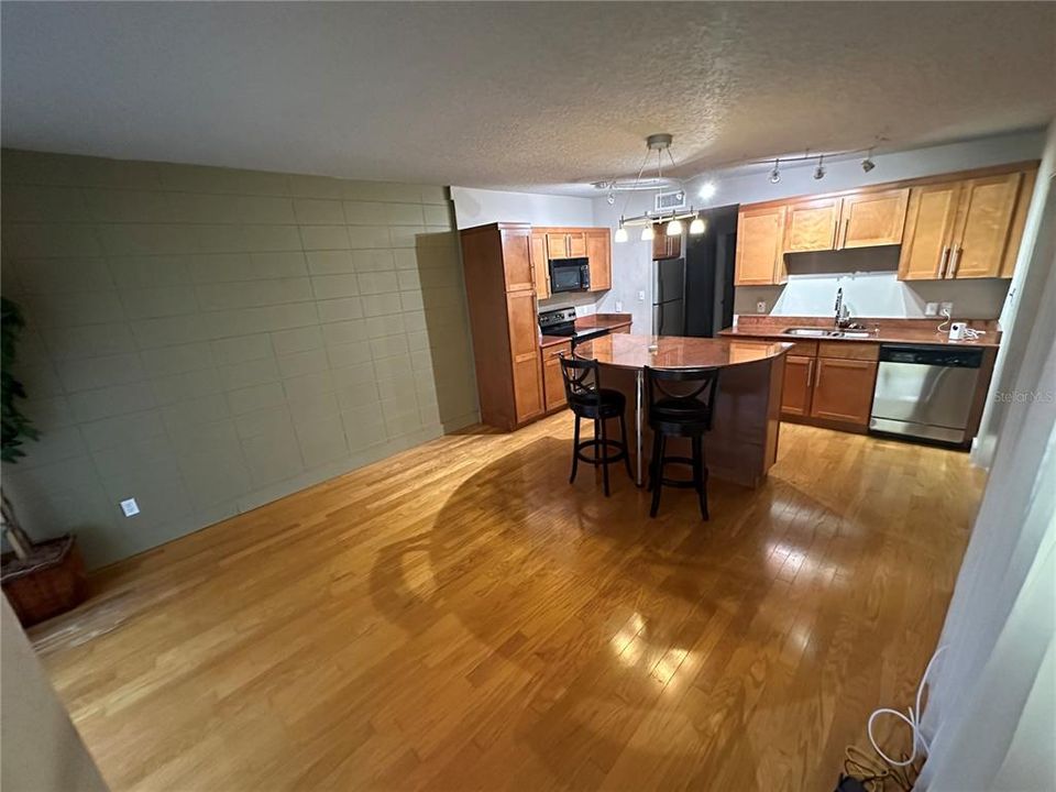 For Rent: $1,995 (2 beds, 1 baths, 996 Square Feet)