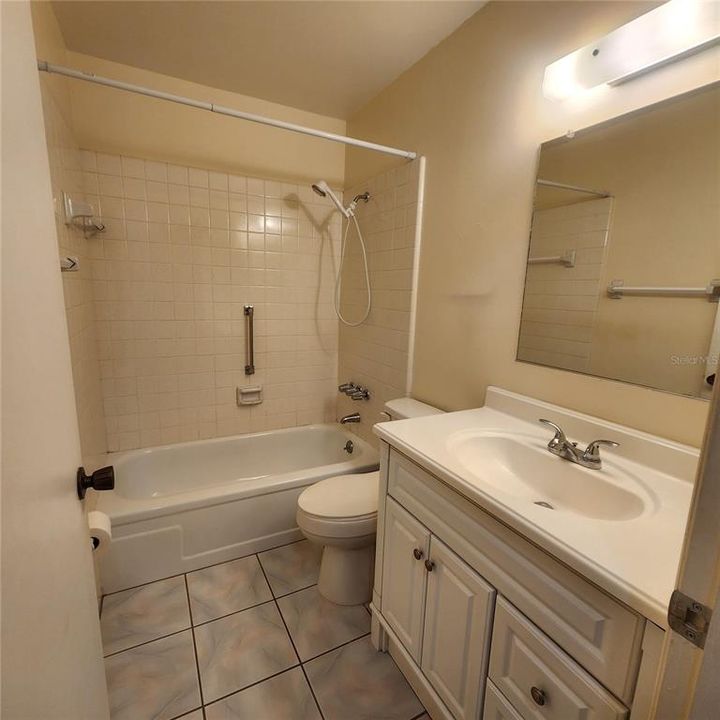 合同活跃: $149,000 (2 贝兹, 2 浴室, 1085 平方英尺)