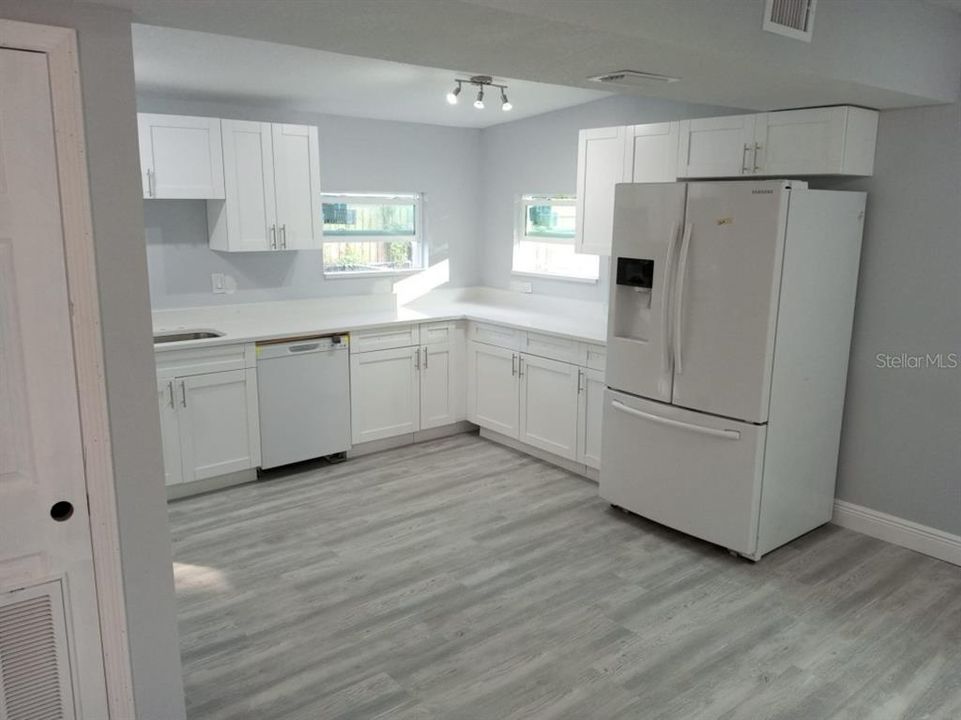 待售: $219,000 (3 贝兹, 2 浴室, 1100 平方英尺)