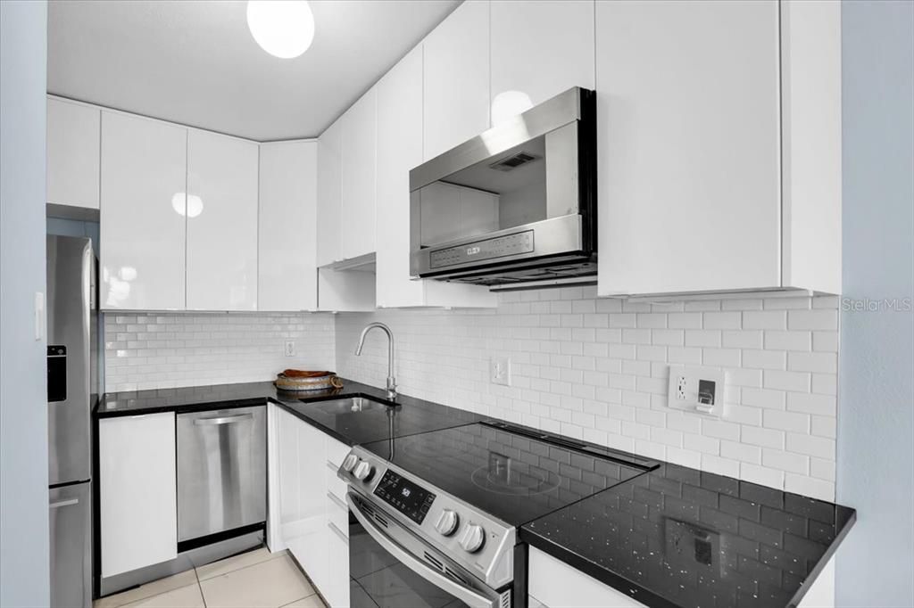 出租: $2,300 (1 贝兹, 1 浴室, 694 平方英尺)