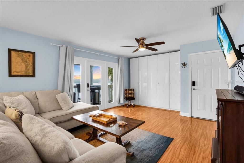 出租: $2,300 (1 贝兹, 1 浴室, 694 平方英尺)