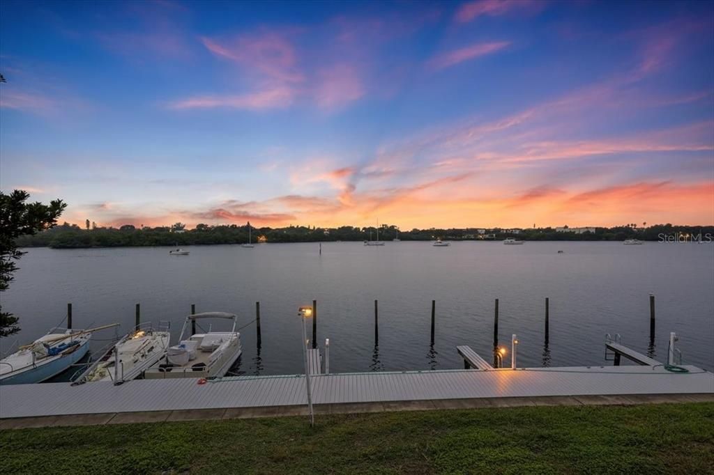 出租: $2,300 (1 贝兹, 1 浴室, 694 平方英尺)