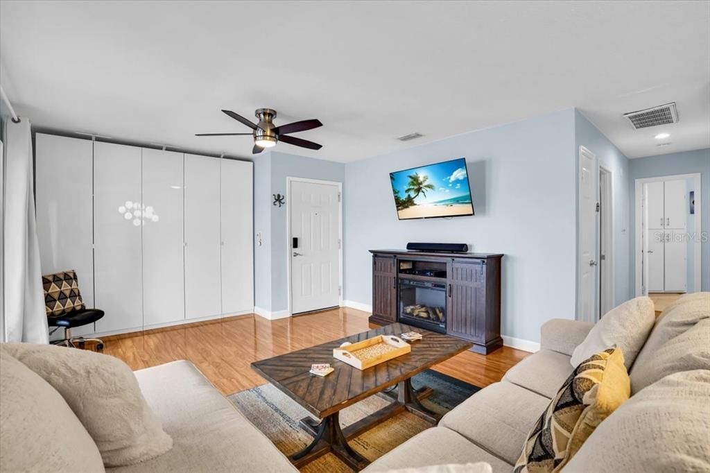 出租: $2,300 (1 贝兹, 1 浴室, 694 平方英尺)