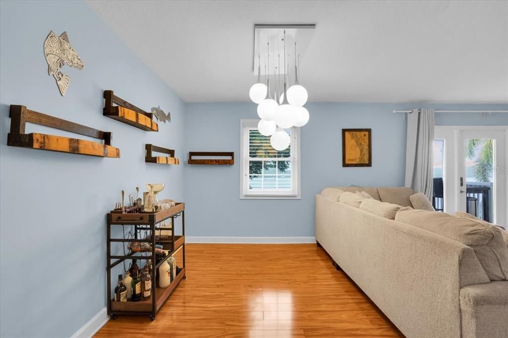 出租: $2,300 (1 贝兹, 1 浴室, 694 平方英尺)