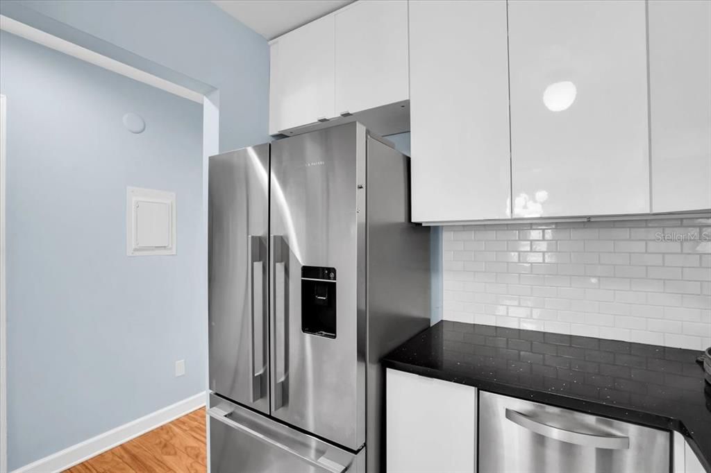 出租: $2,300 (1 贝兹, 1 浴室, 694 平方英尺)