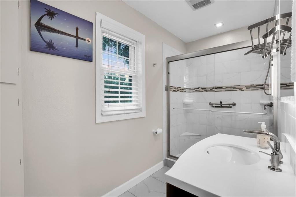 出租: $2,300 (1 贝兹, 1 浴室, 694 平方英尺)