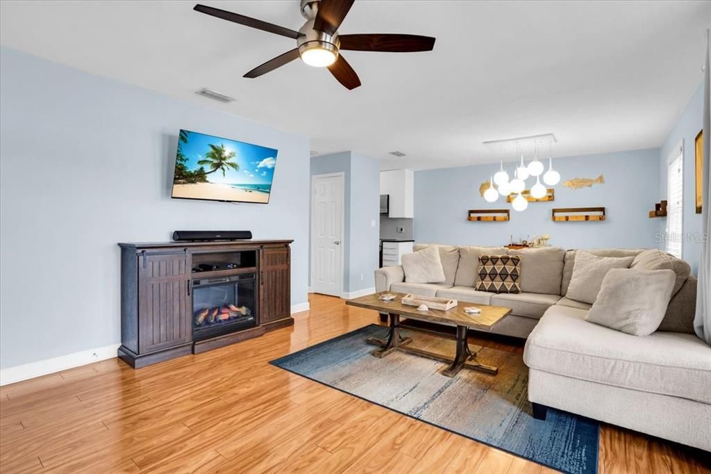 出租: $2,300 (1 贝兹, 1 浴室, 694 平方英尺)