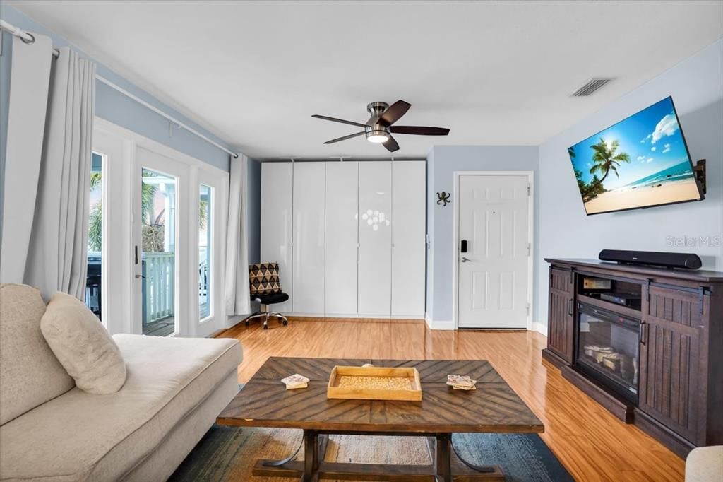 出租: $2,300 (1 贝兹, 1 浴室, 694 平方英尺)