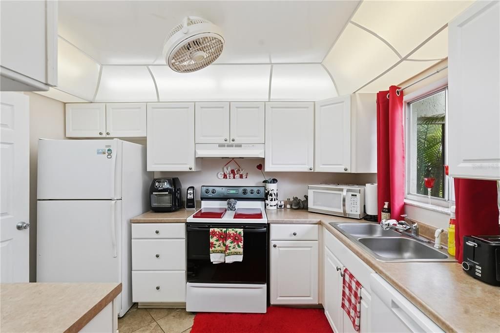 For Sale: $145,000 (2 beds, 1 baths, 752 Square Feet)