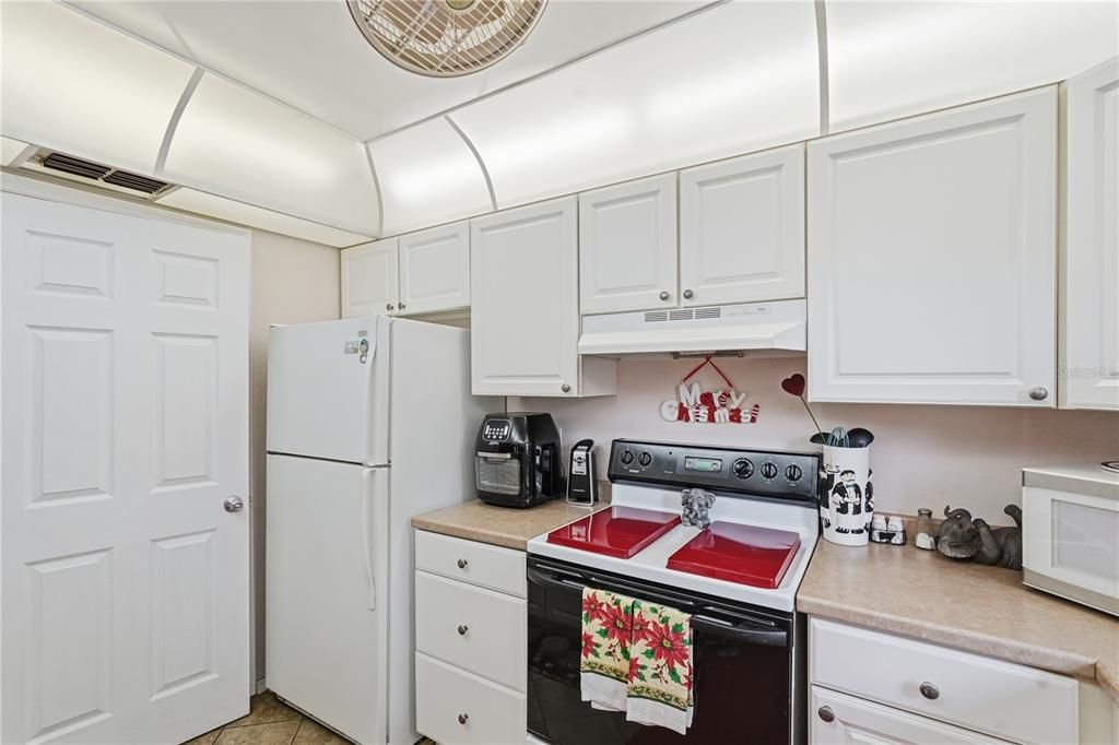 For Sale: $145,000 (2 beds, 1 baths, 752 Square Feet)