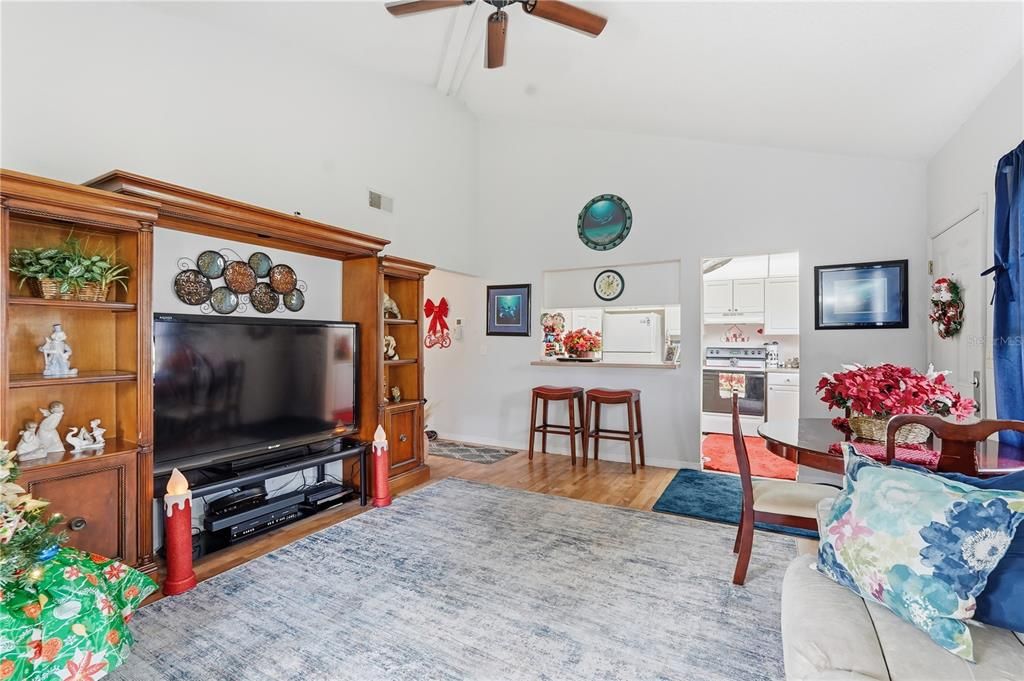 For Sale: $145,000 (2 beds, 1 baths, 752 Square Feet)