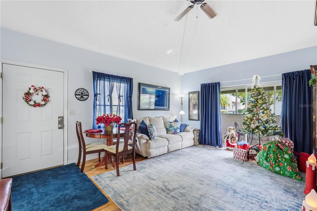 For Sale: $145,000 (2 beds, 1 baths, 752 Square Feet)