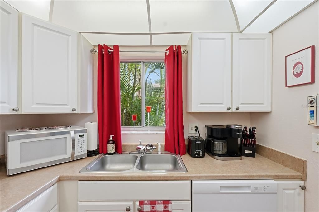 For Sale: $145,000 (2 beds, 1 baths, 752 Square Feet)