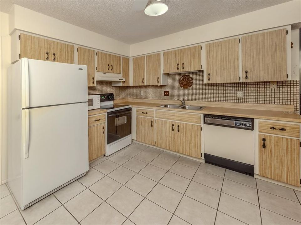 На продажу: $224,000 (2 спален, 2 ванн, 908 Квадратных фут)