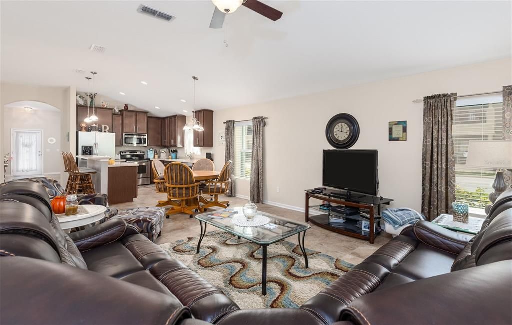 На продажу: $455,000 (4 спален, 2 ванн, 2162 Квадратных фут)