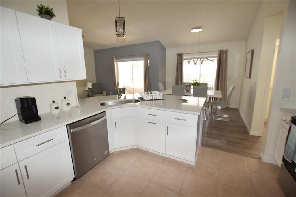 出租: $2,650 (4 贝兹, 2 浴室, 1971 平方英尺)