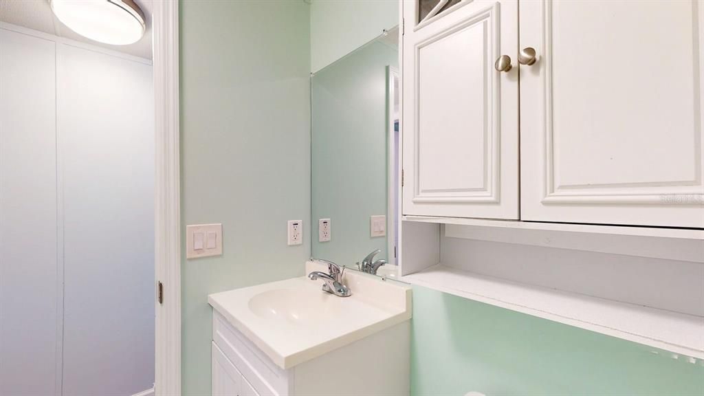 For Sale: $225,000 (2 beds, 2 baths, 924 Square Feet)