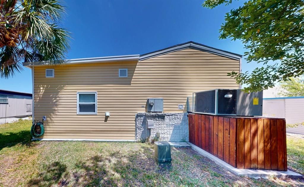 For Sale: $225,000 (2 beds, 2 baths, 924 Square Feet)