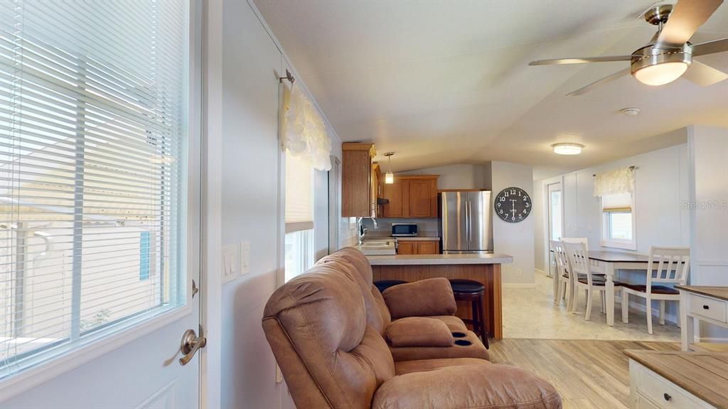 For Sale: $225,000 (2 beds, 2 baths, 924 Square Feet)