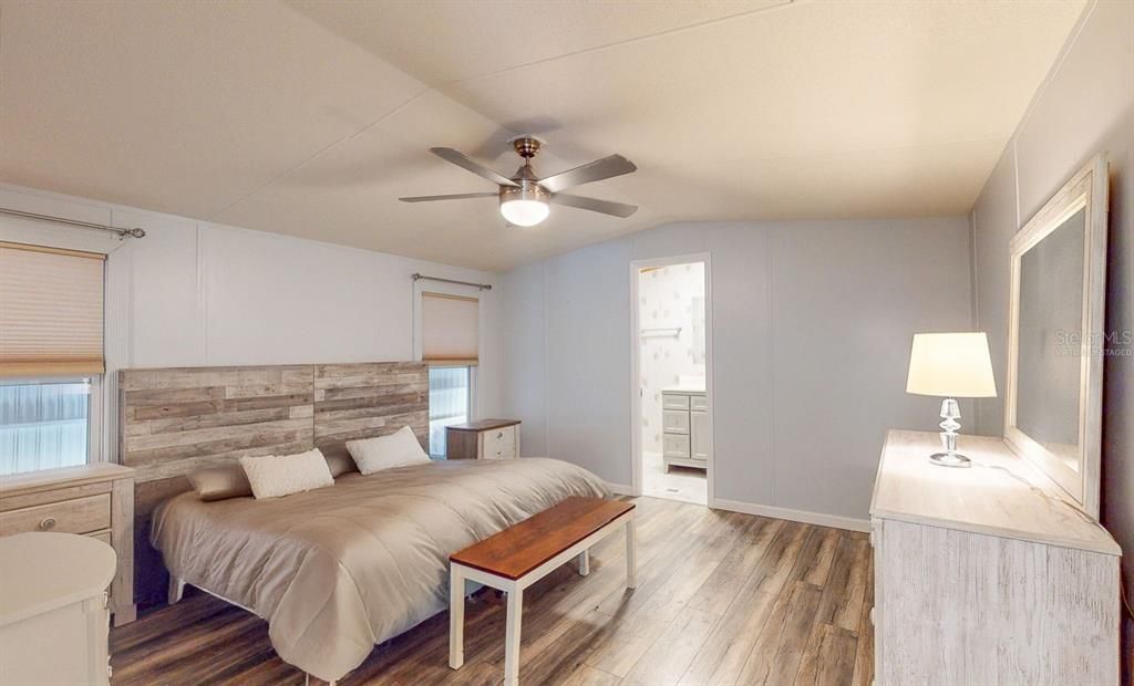 For Sale: $225,000 (2 beds, 2 baths, 924 Square Feet)