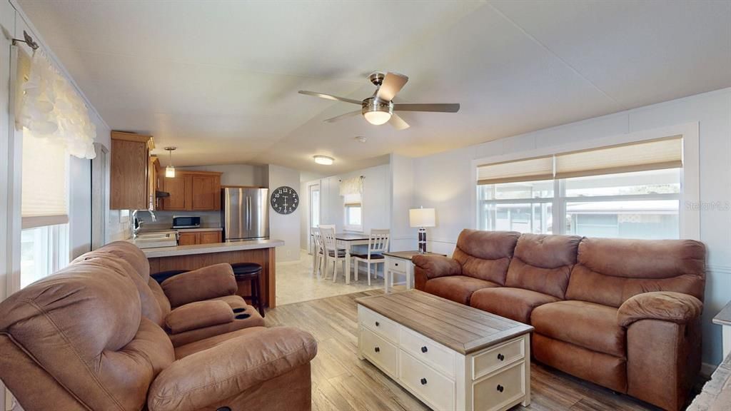 For Sale: $225,000 (2 beds, 2 baths, 924 Square Feet)