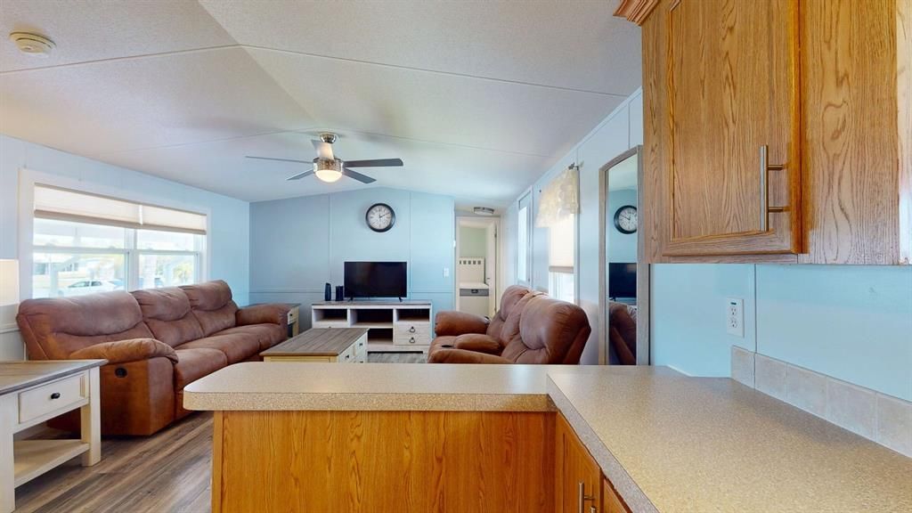 For Sale: $225,000 (2 beds, 2 baths, 924 Square Feet)