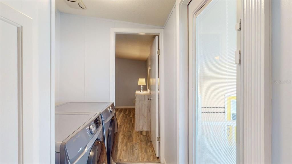 For Sale: $225,000 (2 beds, 2 baths, 924 Square Feet)