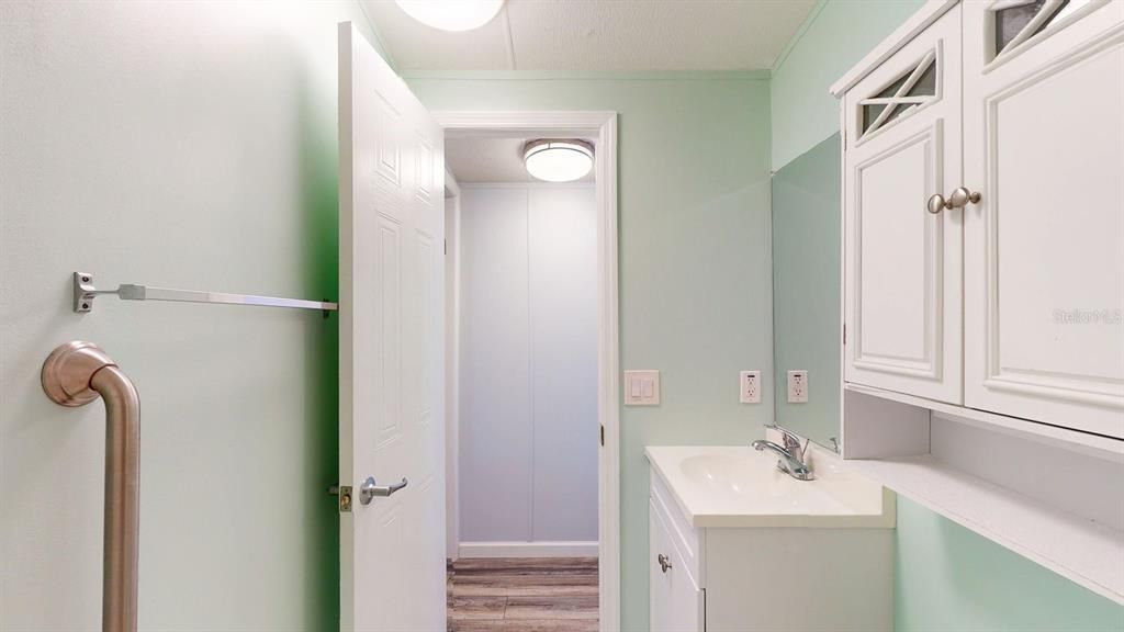 For Sale: $225,000 (2 beds, 2 baths, 924 Square Feet)