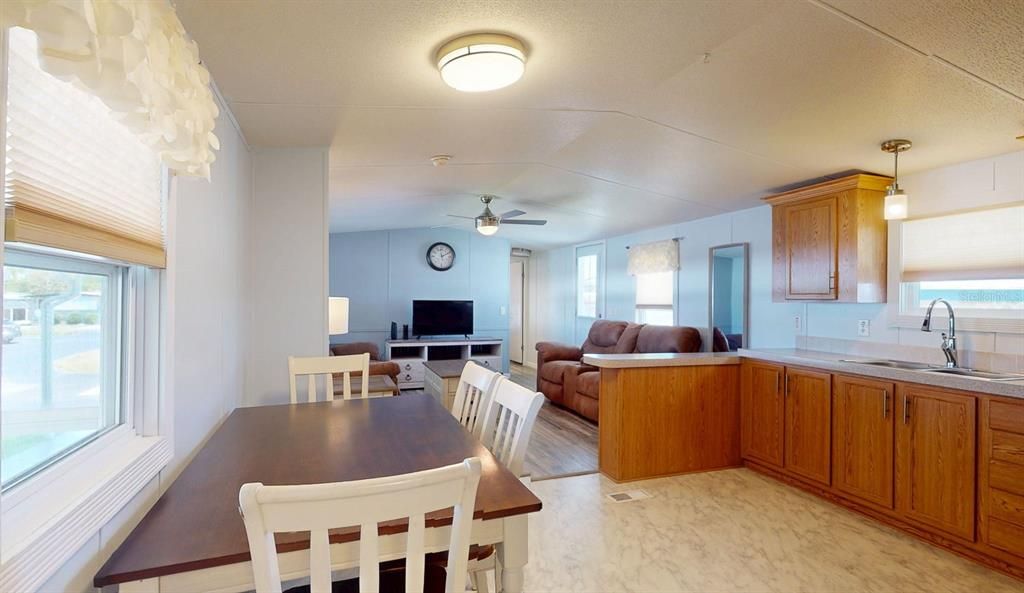 For Sale: $225,000 (2 beds, 2 baths, 924 Square Feet)