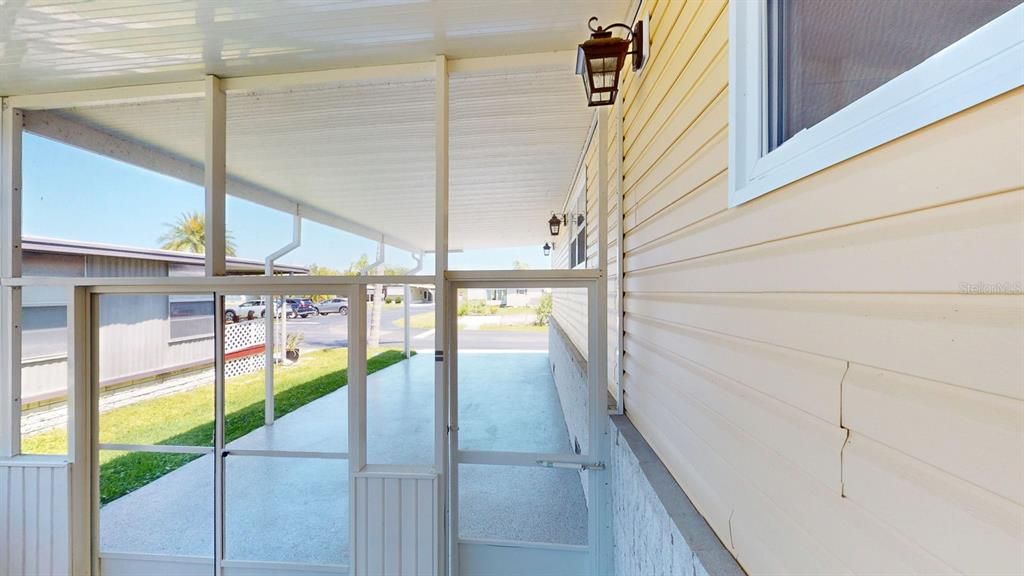 For Sale: $225,000 (2 beds, 2 baths, 924 Square Feet)