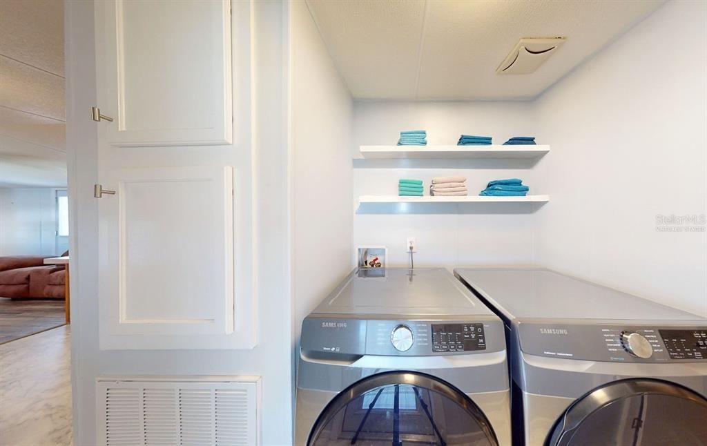 For Sale: $225,000 (2 beds, 2 baths, 924 Square Feet)