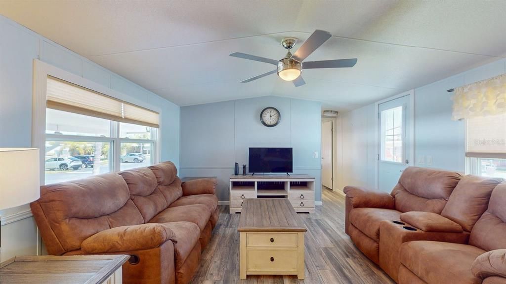 For Sale: $225,000 (2 beds, 2 baths, 924 Square Feet)