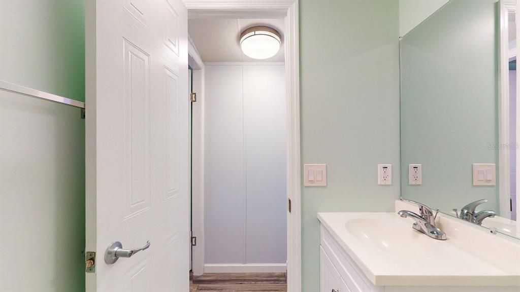 For Sale: $225,000 (2 beds, 2 baths, 924 Square Feet)