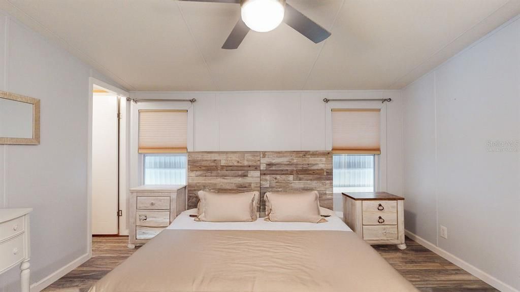 For Sale: $225,000 (2 beds, 2 baths, 924 Square Feet)