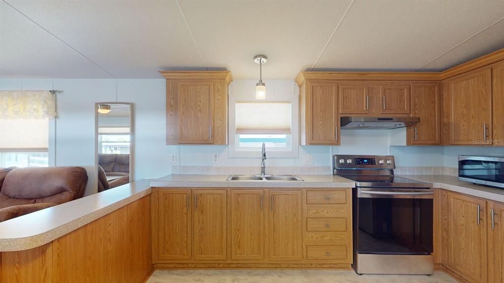 For Sale: $225,000 (2 beds, 2 baths, 924 Square Feet)