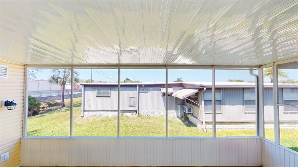 For Sale: $225,000 (2 beds, 2 baths, 924 Square Feet)